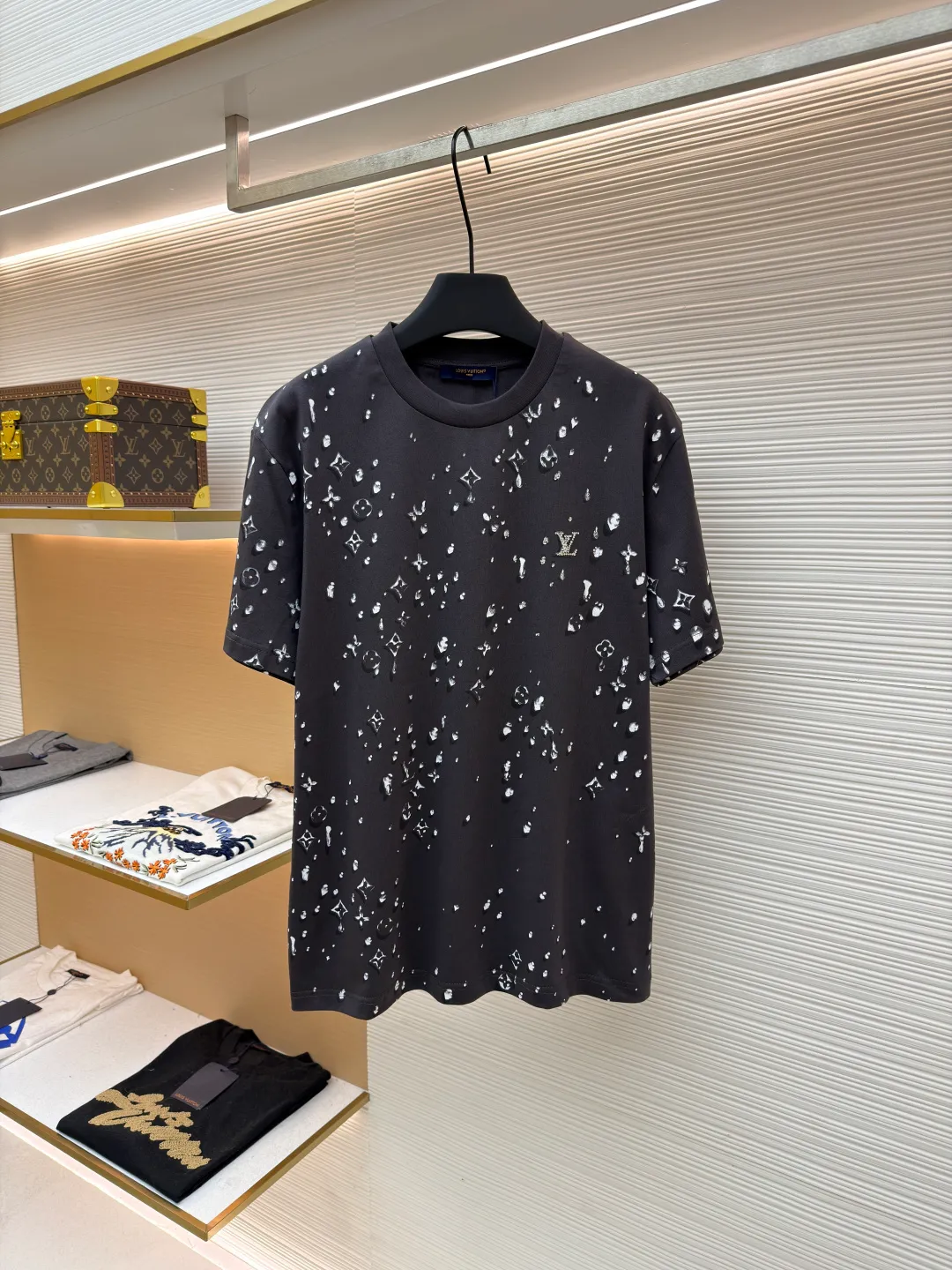 LOUIS VUITTON round neck pullover letter drop and rhinestone short-sleeved T-shirt ●Original version: purchased and developed by 11401 ●Item number: 1681671-A05 ●Fabric: cotton fabric ●Technology: printing production ●Color: black and white ●Type: fitted version ●Weight: about 235 grams ●Size: XS-S-M-L ●Description: This short-sleeved T-shirt is made of high-quality pure cotton fabric, soft to the touch and well breathable. The overall design is round neck, and the hemming at the neckline is delicate, making it comfortable to wear and not abrasive to the skin. The patterns on the chest and sleeves use high-precision digital printing technology. The patterns are clear, colorful and not easy to fade. Environmentally friendly dyes are used during the printing process to ensure no irritation to the skin. The body is cut smoothly, and the splicing of the shoulders and sleeves uses seamless technology, with natural lines and no unnecessary threads. The hem adopts fine hemming technology to enhance durability and prevent seams from opening. The overall workmanship is fine, and every stitch is even and neat, reflecting the high-quality production process. The overall wiring is straight and delicate, the fabric is comfortable and soft, and the color is consistent without color difference. It can be matched with the same style to create a fashionable look and control various occasions. Customized accessories, complete with three standards, same style for men and women!